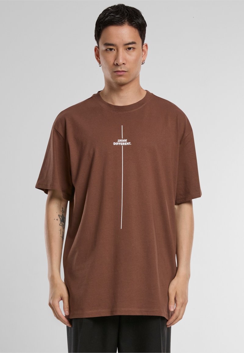 Merchcode THINK DIFFERENT HEAVY - Print T-shirt - bark