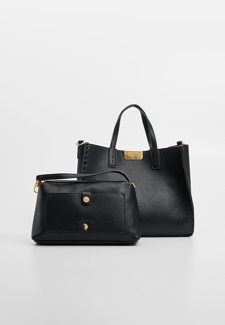 Bolso tote de cuero negro con acabado texturizado y detalles en dorado, acompañado de un estuche más pequeño a juego con cierre de botón y detalle del logo.