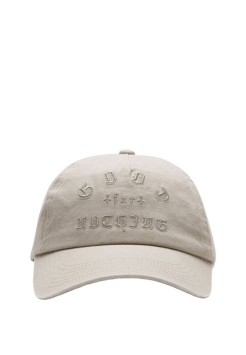 Cappellino da baseball in cotone beige con testo ricamato "GOOD for NOTHING." Visiera curva, cinturino regolabile sul retro, texture morbida.