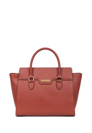 Sac à main en cuir rouge avec un design structuré, des poignées supérieures, des accessoires en métal doré et une plaque décorative. Dispose d'un extérieur texturé et d'accents latéraux.