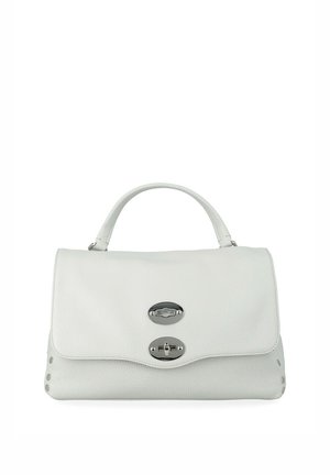 Sac à main en cuir blanc avec une poignée unique, de forme rectangulaire, et des fermoirs torsadés argentés sur le rabat avant.