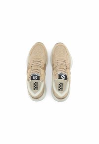Zapatillas deportivas beige hechas de malla y gamuza, de forma redondeada, con cordones, suelas de goma y un logo de tablero de ajedrez en la lengüeta.