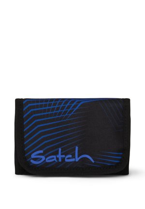 Schwarze und blaue Stoffbrieftasche mit geometrischem Linienmuster und "Satch"-Logo auf der vorderen Klappe, geschlossen dargestellt vor weißem Hintergrund.