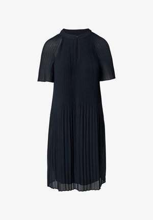 Granatowa sukienka z plisowaniem, z krótkimi, przezroczystymi rękawkami, wysokim dekoltem i zapięciem na plecach w kształcie łezki. Wykonana z lekkiego materiału z luźnym krojem.