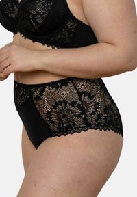 Ensemble de lingerie en dentelle noire avec des motifs floraux, un bord en dentelle transparente et des détails en tissu doux. Le design offre une bonne couverture et un bon maintien.