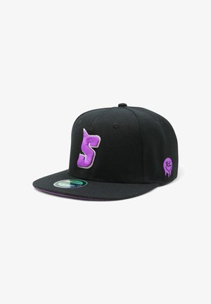 Musta snapback-lippis, jossa on etuosassa suuri violetti brodeerattu "S"-logo ja sivussa pienempi violetti graafinen kuva.