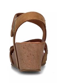 Sandali wedge in pelle marrone chiaro con base in sughero, dotati di una strap posteriore e design aperto. Accentuati da un piccolo dettaglio metallico.