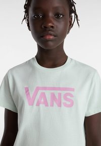 Vans GR FLYING CREW - Camiseta estampada - pale aqua