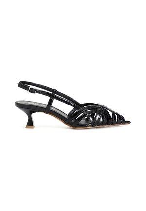 Mustat kiiltonahkaiset slingback-kengät, joissa on ristikkäinen nauhan muotoilu, teräväkärkinen malli ja matala neliöjalko. Sileä yläosa ja kontrastivärinen kannan yksityiskohta.