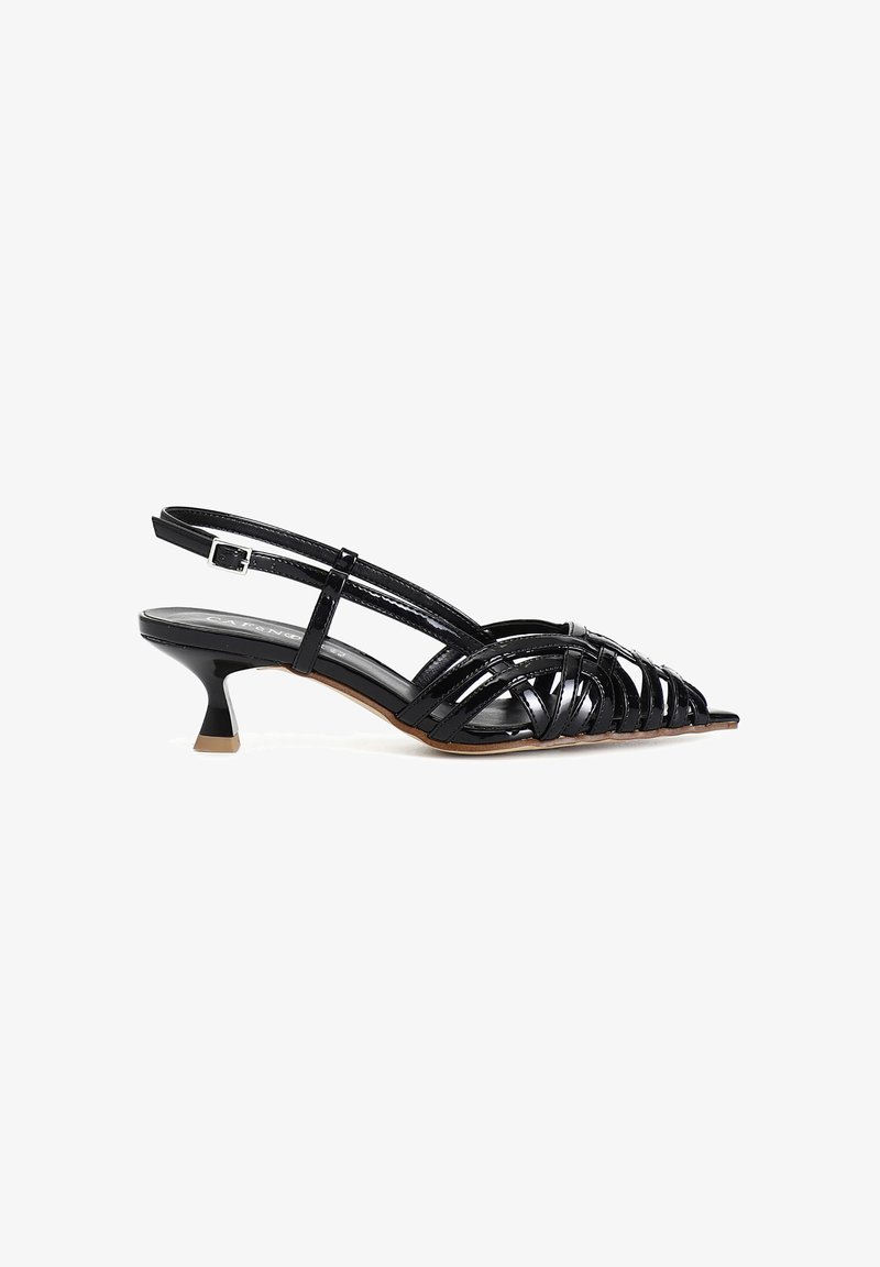 Mustat kiiltonahkaiset slingback-kengät, joissa on ristikkäinen nauhan muotoilu, teräväkärkinen malli ja matala neliöjalko. Sileä yläosa ja kontrastivärinen kannan yksityiskohta.