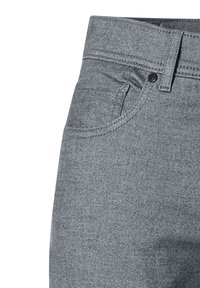 Graue Denim-Jeans mit tailliertem Design. Verfügt über eine Vorderstasche, Gürtelschlaufen und einen metallenen Knopfverschluss. Glatte Textur mit dezenter Naht.