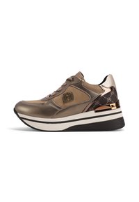 Sneaker platform marrone e bronzo con pannelli metallici e in suede, emblema del logo, tacco decorato e suola spessa a righe su sfondo bianco.