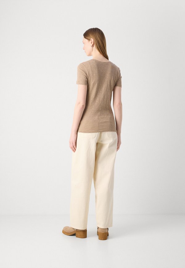 DEEP ROUND NECK TWISTED - Basic T-shirt - summer sand2