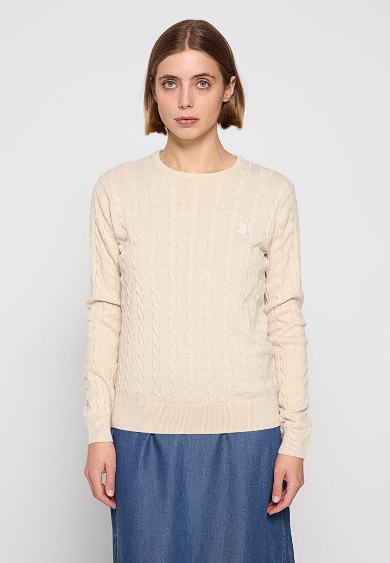 Beiger, kabelgestrickter Pullover mit langen Ärmeln, Rundhalsausschnitt und geripptem Saum. Verfügt über ein kleines Logo auf der Brust. Weiche Textur.