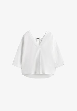 Løs hvid bluse med V-hals, trekvartærmer og en lidt længere bagkant.