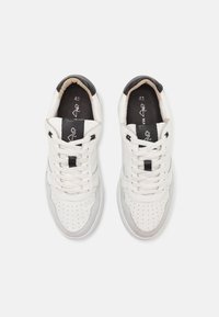 Zapatillas de cuero blanco con detalles en negro, diseño perforado, punta redonda, cordones planos y suela de goma. Talla marcada como 42.