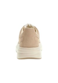 Sneaker in suede beige con suola spessa bianca, mostrato da dietro, evidenziando la parte superiore liscia e il colletto imbottito.