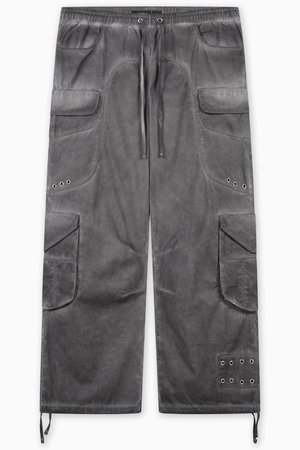 Pantaloni cargo grigi con vita elastica, chiusura con cordino, numerose tasche con pattina e dettagli in occhio di metallo sulle gambe.