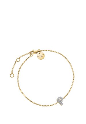Pulsera de cadena de oro con un cierre de langosta, que presenta una letra decorativa "Q" en plata adornada con piedras de strass transparentes.