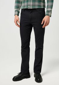 Wrangler LARSTON - Vaqueros slim fit - black