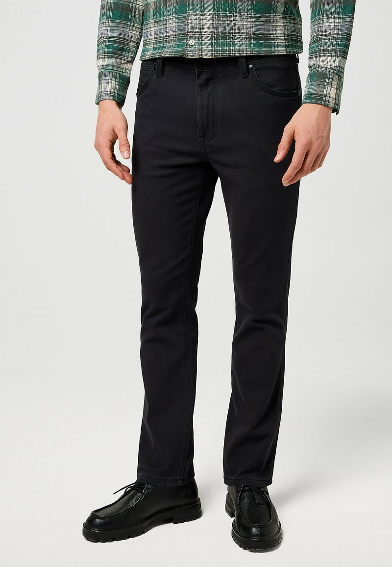 Wrangler LARSTON - Vaqueros slim fit - black