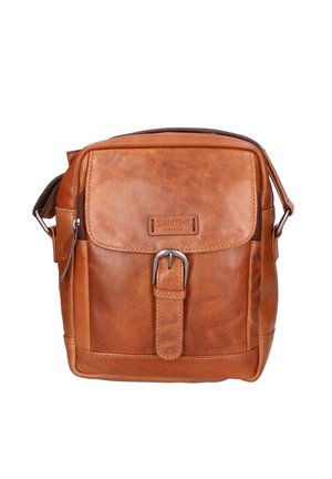 Borsa a tracolla in pelle marrone con pattina, dettaglio in metallo a fibbia e tracolla. Presenta una superficie testurizzata e un branding sottile.