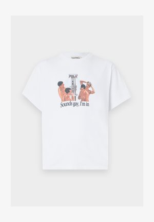 Witte katoenen t-shirt met een grafische print van vier figuren en de tekst "Klinkt gay, ik doe mee." Boxy, casual fit met korte mouwen.