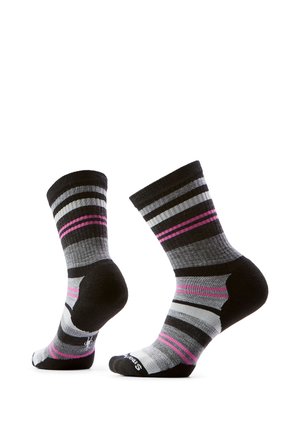 Par de calcetines hasta la mitad de la pantorrilla con rayas horizontales negras, grises, blancas y rosas sobre un fondo blanco, mostrando vistas lateral y del talón.