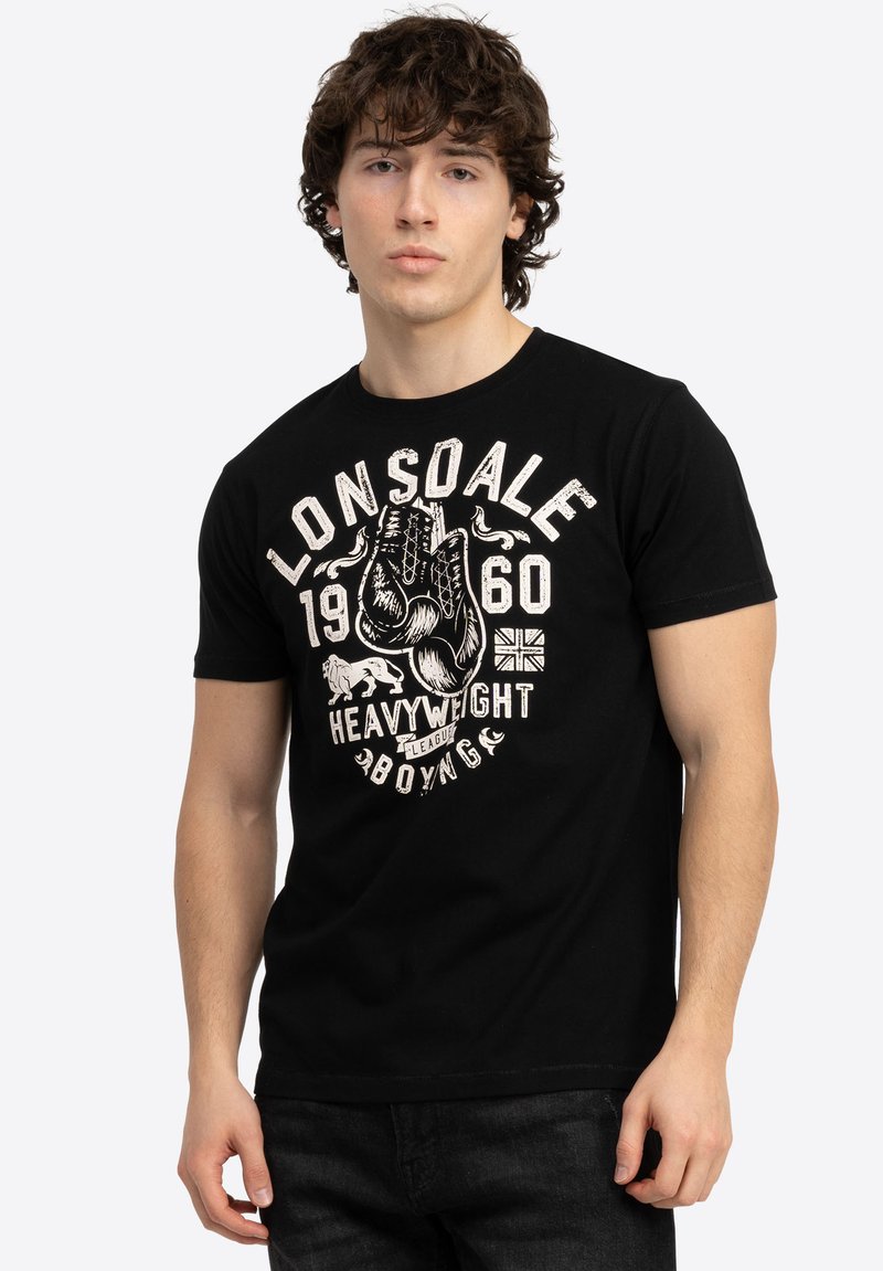 Juodas medvilnės marškinėliai su dideliu baltu piešiniu, vaizduojančiu bokso pirštines ir užrašu "Lonsdale 1960 Heavyweight Boxing". Trumpomis rankovėmis, apvaliu kaklu.