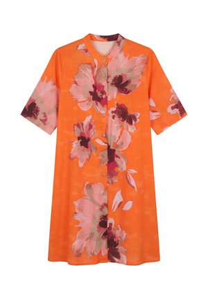 Robe orange à boutons sur le devant, grand imprimé floral rose et rouge, manches courtes, et encolure ronde.