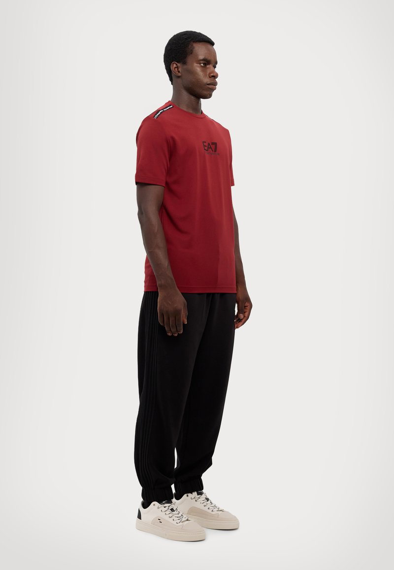 EA7 Emporio Armani T-shirt basic - syrah
