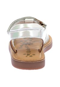 Sandalias metálicas plateadas con suela plana, correa ajustable y plantilla de cuero marrón con un estampado de flores.