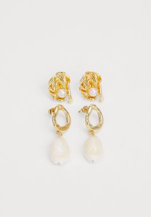 Arany színű fülbevalók, texturált kerek fülbevalókkal és gyöngy díszítéssel, amelyek hosszúkás ovális formákhoz és nagy fehér csepp alakú elemekhez kapcsolódnak.