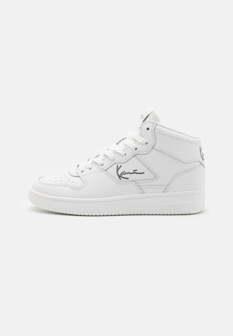 Høye sneakers laget av hvitt lær med perforert tå, kontrasterende grå logo detaljer og teksturerte accenter på siden og hælen.