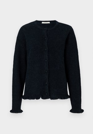 Fekete, bolyhos gombos kardigán hosszú ujjakkal, kerek nyakkivágással és fodros szegéllyel az ujjaknál és az alján.