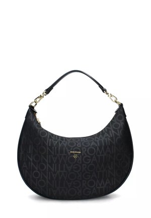 Zwarte halve maanvormige handtas met een herhalend tekstpatroon "ROMAINO GATTINO", gouden hardware en een enkele zwarte schouderband.