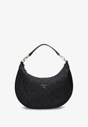 Zwarte halve maanvormige handtas met een herhalend tekstpatroon "ROMAINO GATTINO", gouden hardware en een enkele zwarte schouderband.
