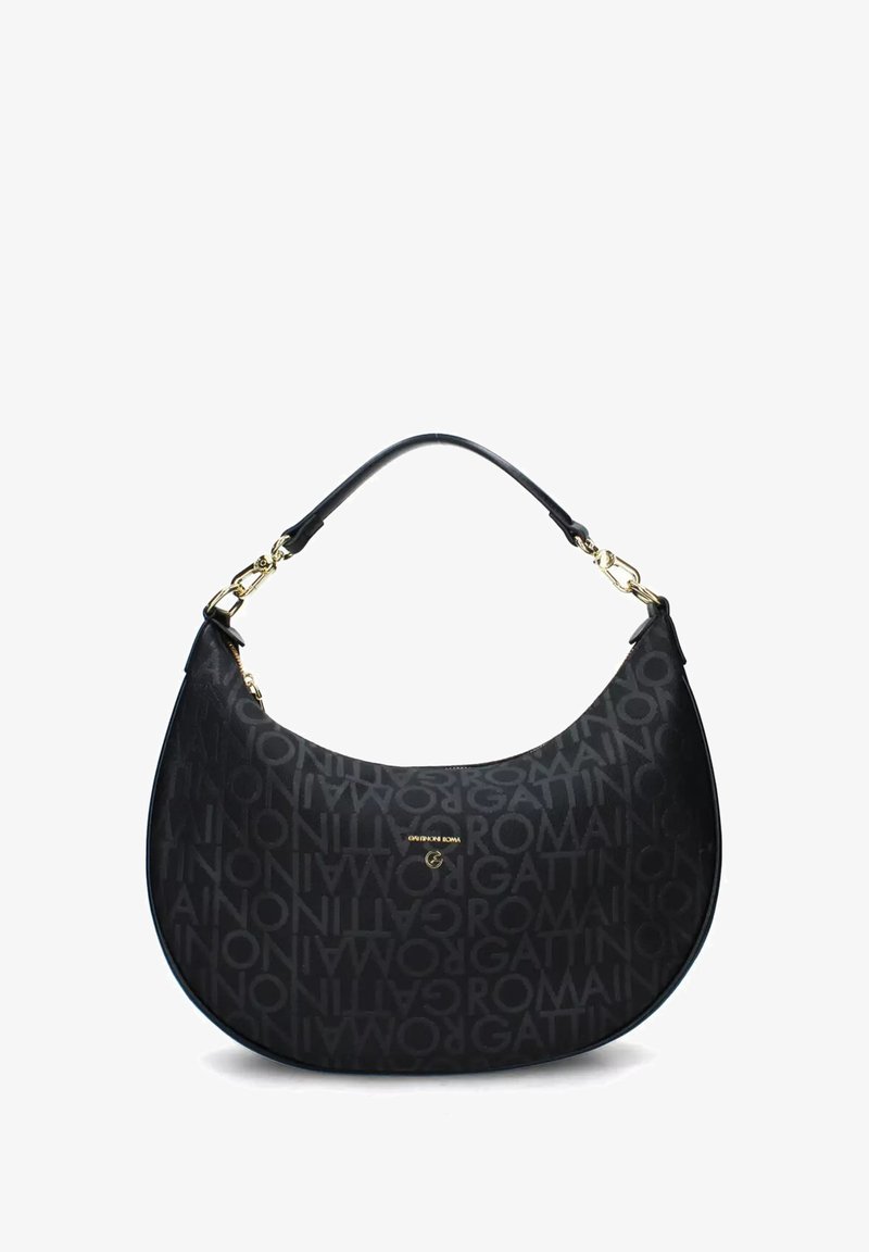 Borsa a forma di mezzaluna nera con motivo ripetuto del testo "ROMAINO GATTINO", hardware dorato e una sola tracolla nera.