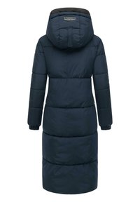 Lang, puffy marineblå frakke med hætte, der har et syet design, elastiske manchetter og en mellemlang skæring. Materialet ser ud til at være isoleret.
