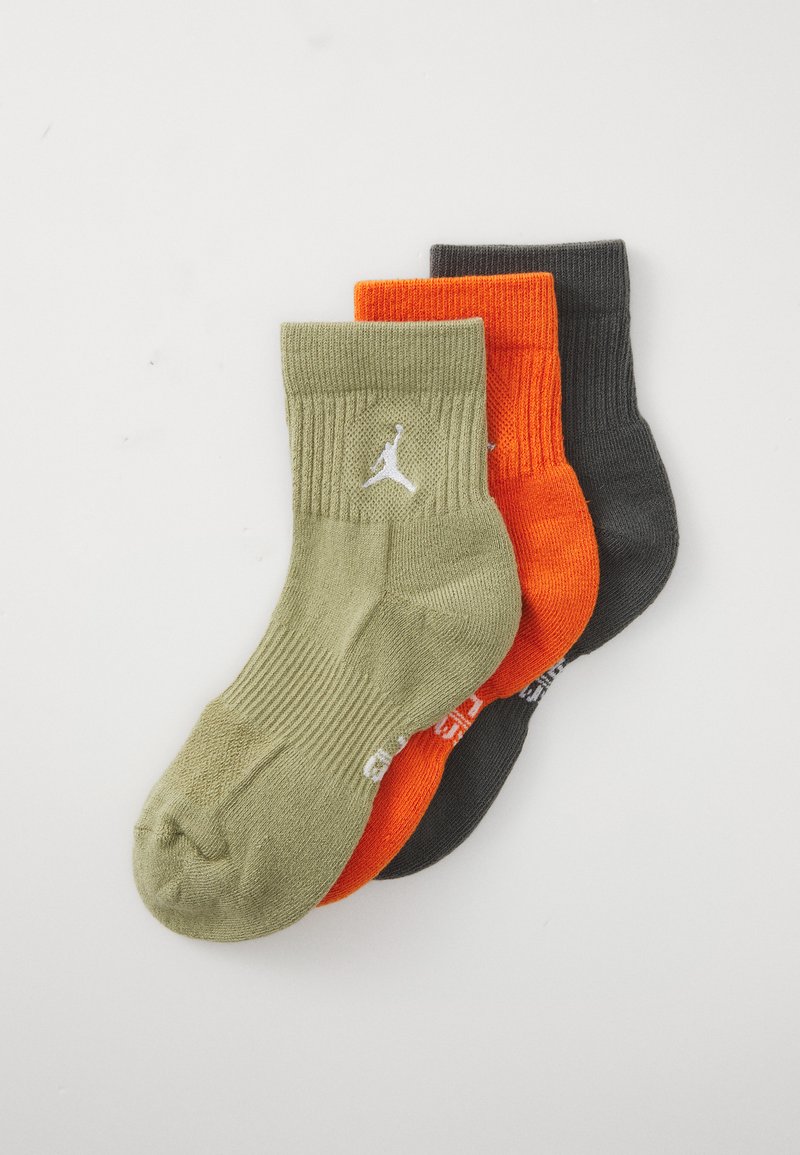Trei șosete sport pliate în verde măslinie, portocalie strălucitoare și gri închis, fiecare având un logo Jumpman alb aproape de manșetă.