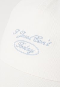 HUGO ALYCE SLOGAN - Caps - open white