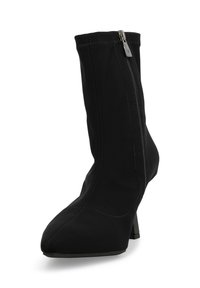 Stivale nero a metà polpaccio con tacco alto, cerniera laterale e punta affilata, realizzato in tessuto liscio.