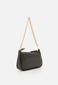 Borsa a spalla in pelle nera con tracolla in catena d'oro, caratterizzata da un motivo triangolare ripetuto e chiusura con zip. Texture liscia, forma rettangolare.