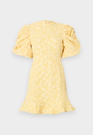 Vestido amarillo con textura floral, mangas cortas abullonadas, cuello alto y dobladillo con volantes.