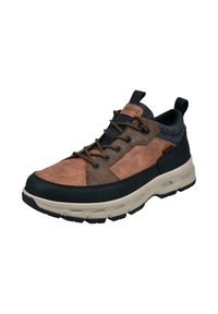 Braune und schwarze Wanderschuhe mit beiger Sohle, schwarzen und braunen Schnürsenkeln, gestricktem Kragen sowie Zuglaschen an Zunge und Ferse.