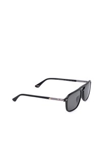 Lunettes de soleil noires avec des verres rectangulaires foncés et des branches fines noires avec des accents métalliques, vues de profil sur fond blanc.