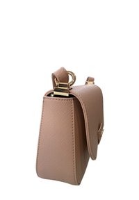 Borsa a tracolla strutturata di colore tan in materiale testurizzato, con un anello in metallo dorato e chiusura a pattina. La vista laterale mette in evidenza linee pulite e un design moderno.