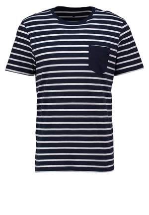 Granatowo-biały poziomo paskowany t-shirt z krótkim rękawem, z jednolitym granatowym kieszonką na piersi i okrągłym dekoltem.