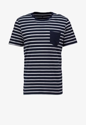 Granatowo-biały poziomo paskowany t-shirt z krótkim rękawem, z jednolitym granatowym kieszonką na piersi i okrągłym dekoltem.