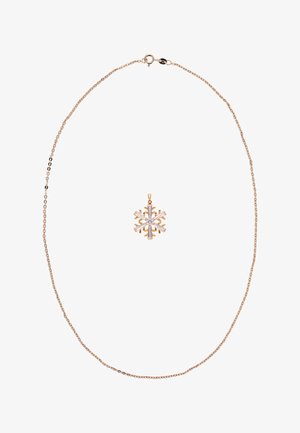 Aranyszínű lánc nyaklánc hópehely medállal. A medál központi kövekkel és hat, hópelyhet formázó ággal díszített, részletgazdag megjelenést kölcsönözve.